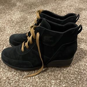 New! Sorel Evie Sport Lace up Wedge Bootie/ sneakers.